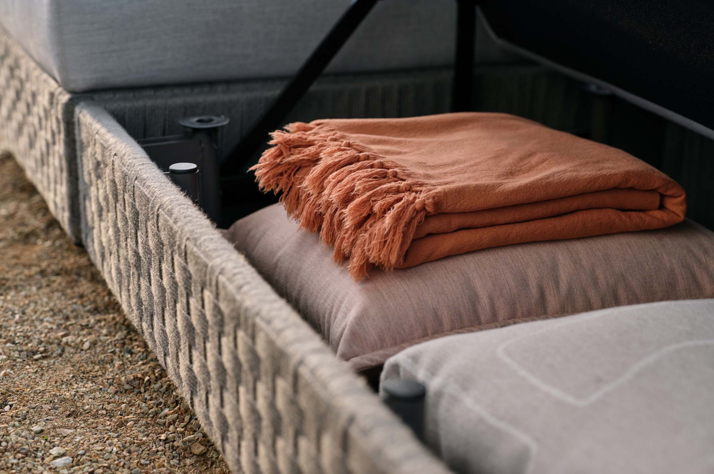 Jasper Outdoor Package B SLH plus Ottoman King Living